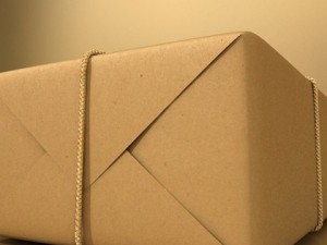 cardboard box wrapped in brown paper Modelo 3D