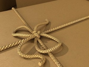 cardboard box wrapped in brown paper Modelo 3D