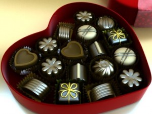 chocolate candy pieces in heart box 3Dモデル