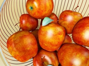 red apples in decorative metal wire container 3D मॉडल