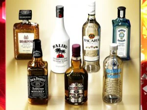 7 garrafas de licor fotorrealistas e altamente detalhadas Modelo 3D