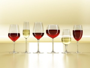 6 wine bottles and 6 wine glasses Modello 3D