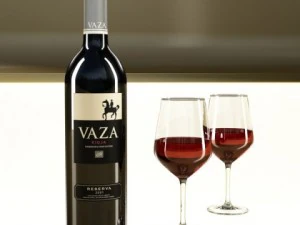 6 butelek wina i 6 kieliszk&oacute;w do wina Model 3D