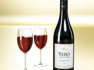 6 butelek wina i 6 kieliszk&oacute;w do wina Model 3D