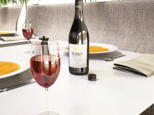 6 butelek wina i 6 kieliszk&oacute;w do wina Model 3D