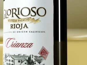 6 butelek wina i 6 kieliszk&oacute;w do wina Model 3D