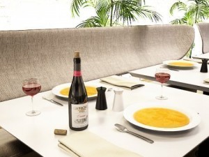 wine rack table bottles cups and grapes 3D 모델