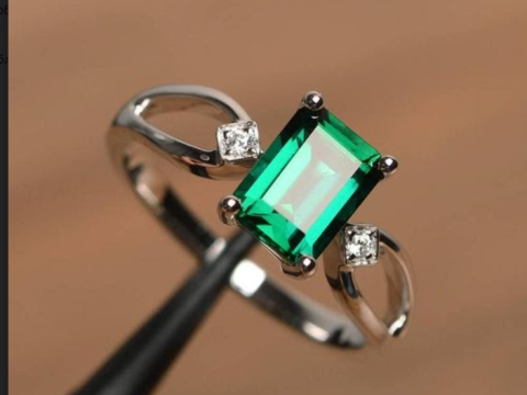 Smaragdgroene verlovingsring en oorbel in het midden 3D printmodel