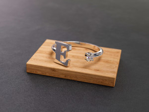 ring with the letter e and a stone 3D प्रिंट मॉडल