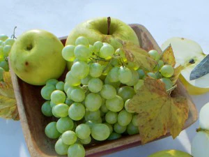 fruit bowl grapes leaves apples cut damast knife 3D Model