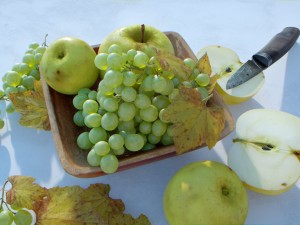 fruit bowl grapes leaves apples cut damast knife 3D 모델