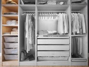 guarda-roupa com roupas parte a Modelo 3D