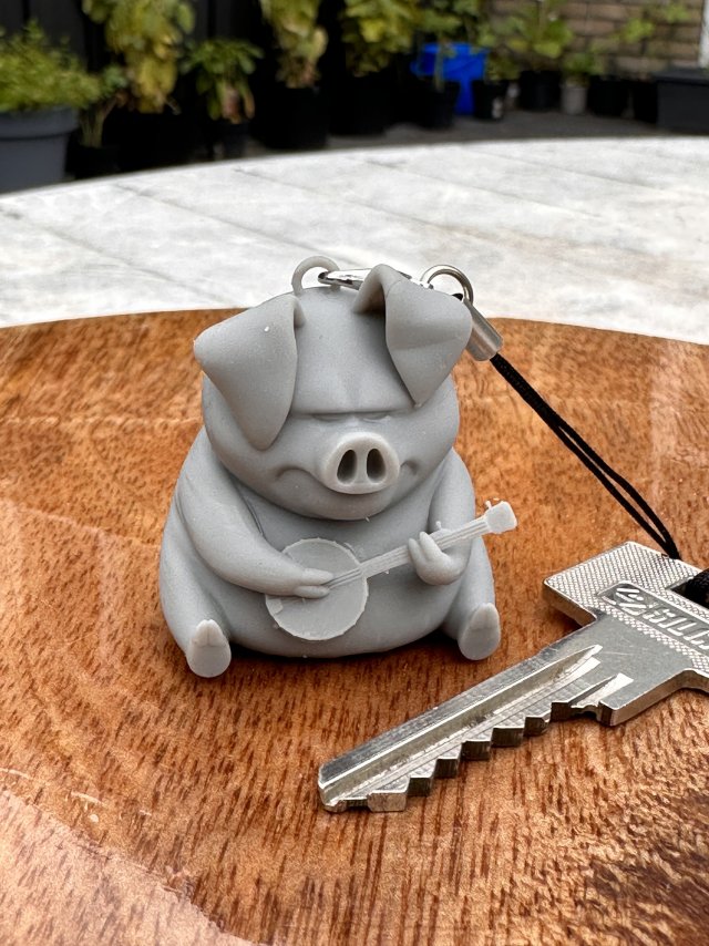 Pig with banjo keychain 3D Baskı Modeli .c4d .max .obj .3ds .fbx .stl .blend 