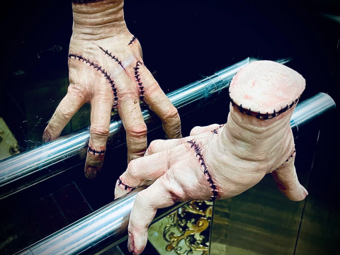 Wednesday Thing Hand Decoration With StandBase - Halloween Toys Modelo de Impressão 3D