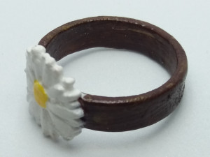 ring with embossed and overflowing daisy Modèles 3D en vedette