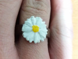 ring with embossed and overflowing daisy 3D Print Model