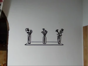 K&uuml;nstlerische Wandkomposition aus drei Vasen mit Blumen und Regal 3D Druckmodell