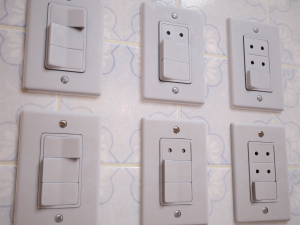 light switch collection - 5 models-low poly- high poly - textures for pbr and non-pbr material Modèle 3D