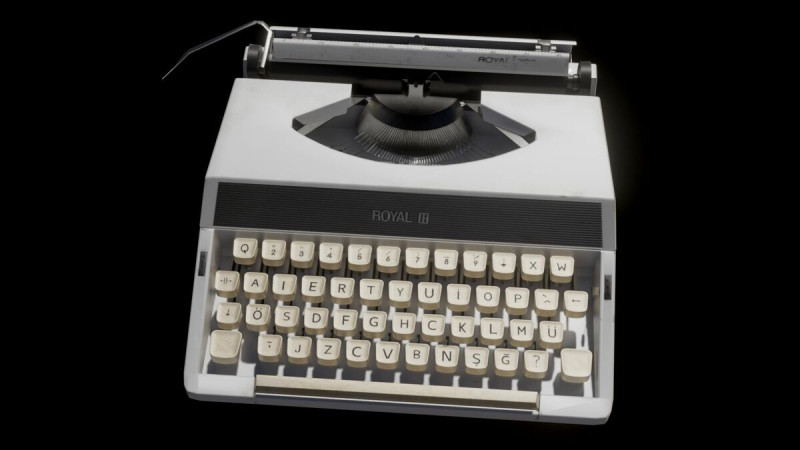 Royal Vintage Typewriter 3D Модель .c4d .max .obj .3ds .fbx .stl .blend 