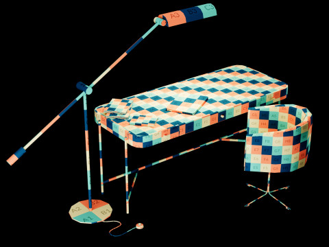 Modern work table with lamp and decor Modello 3D