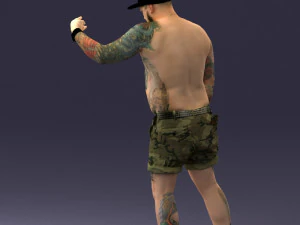 000175 Homem Tatuado em Shorts Camuflados e Bon&eacute; 0824 Modelo 3D