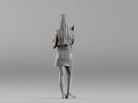 S00042 Mulher em p&eacute; segurando um smartphone Modelo de Impressão 3D