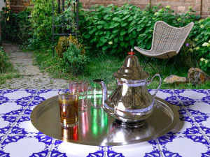 Арабский чайник со столом 3D Модель