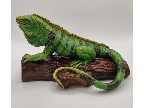 日志上的鬣蜥 3D 打印模型