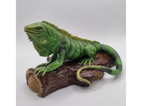 日志上的鬣蜥 3D 打印模型