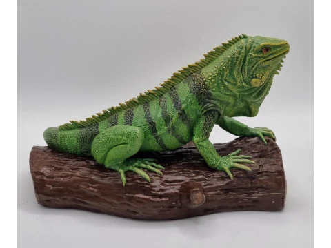 日志上的鬣蜥 3D 打印模型