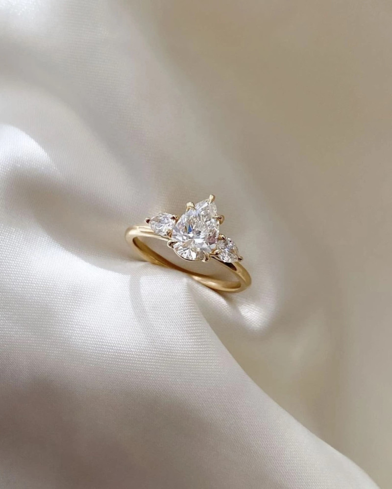 3 Pear Solitaire Diamond Engagement Ring 3D Druckmodell .c4d .max .obj .3ds .fbx .stl .blend