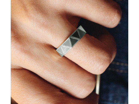 Triangular Faceted Oxidised Silver Ring Band Modelo de impresión 3D
