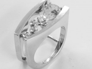 ring with a pear-cut stone10x7 Modelo 3D
