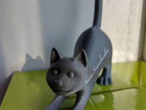 गेंदों के साथ नर बिल्ली की मूर्ति 3D प्रिंट मॉडल