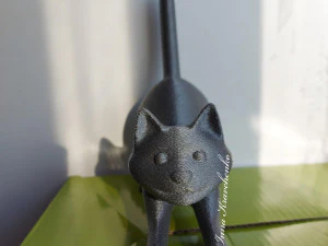 गेंदों के साथ नर बिल्ली की मूर्ति 3D प्रिंट मॉडल