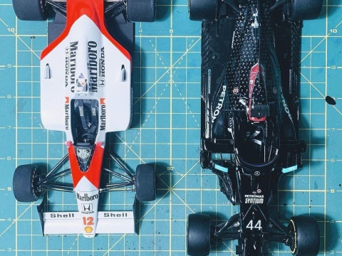 Bonecos 3d style manga anime car race f1 drive lewis e senna style caricato Model Cetak 3D