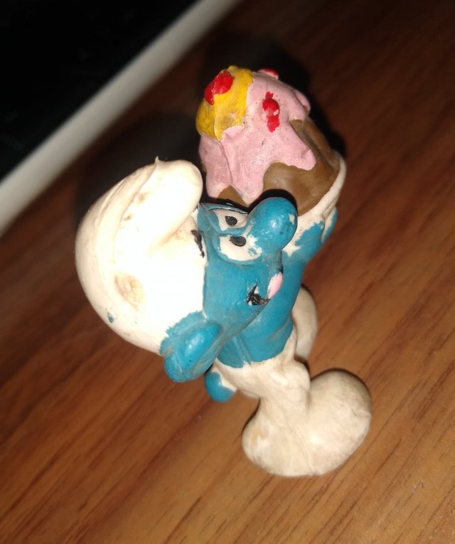 GREEDY SMURF 1980 PVC PLASTIC FIGURE MINIATURE TOY 3D