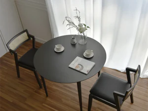 Zestaw okrągłych stoł&oacute;w do jadalni z litego drewna latte Model 3D