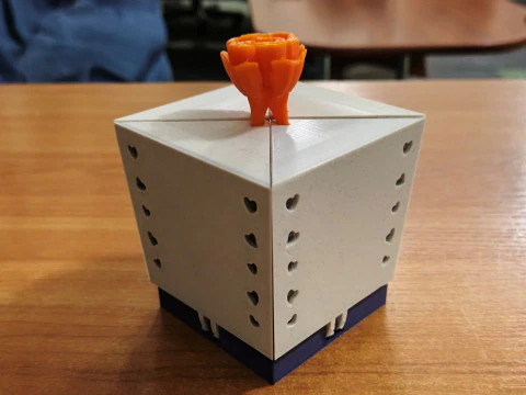 Pudełko z niespodzianką na klucz w kształcie r&oacute;ży Mechaniczne pudełko upominkowe STL Konstrukcja typu pull-to-open Model do druku 3D