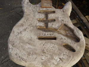 Vecchia chitarra distrutta rotta Modello 3D