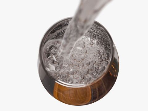 Paket mit gasförmigem kohlensäurehaltigem Wasser und Soda, Sprudel- und Blaseneffekt 3D Modell