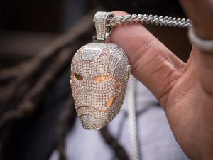 КУЛОН З ДІАМАНТАМИ ОБЛИЧЧЯ ЗАЛІЗНОЇ ЛЮДИНИ 3D Принт Модель