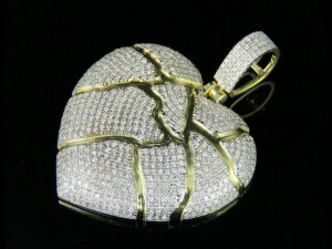 КУЛОН З ДІАМАНТАМИ РОЗБИТЕ СЕРЦЕ 3D Принт Модель