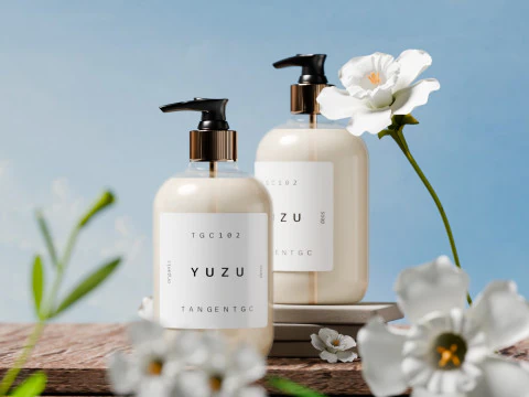 ई-कॉमर्स उत्पादों के लकड़ी के अनाज दृश्य में फेशियल क्लीन्ज़र फूल 3D मॉडल