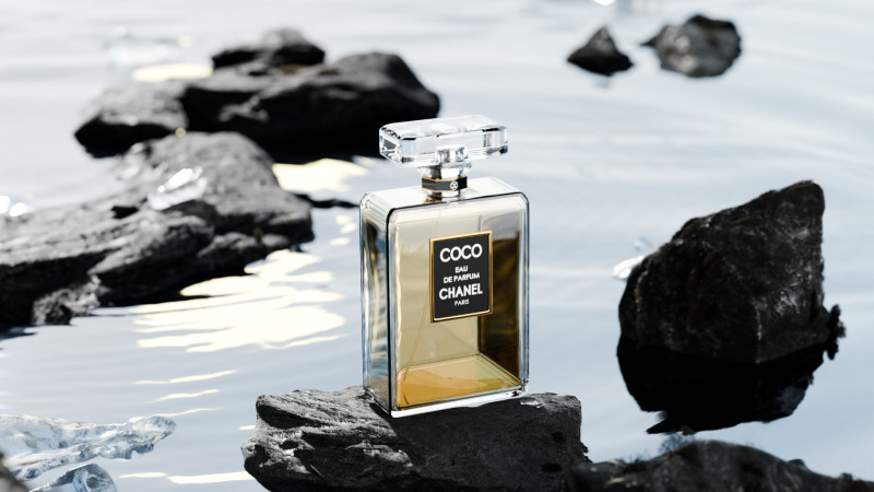 The Scene Of Perfume For E-Commerce Products With Stones And A Lake Surface Blender 3D Modelo 3D .c4d .max .obj .3ds .fbx .stl .blend