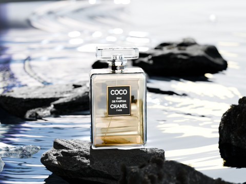 The Scene Of Perfume For E-Commerce Products With Stones And A Lake Surface Blender 3D Modelo 3D