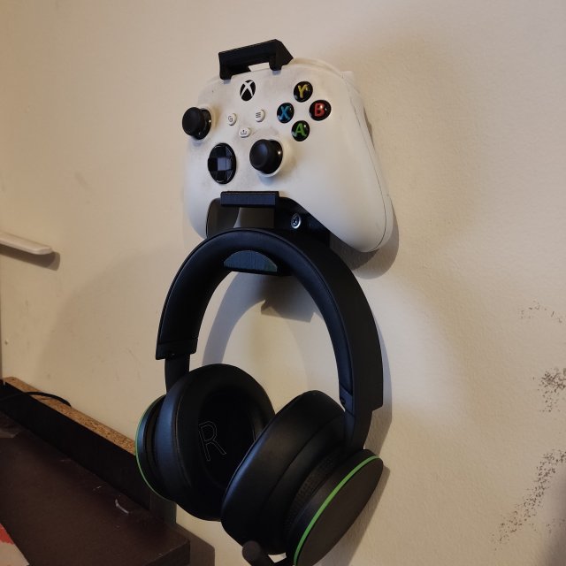 XBOX ONESERIES CONTROLLER HOLDER PLUS HEADPHONES 3D Print Model .c4d .max .obj .3ds .fbx .stl .blend 