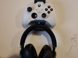 XBOX ONESERIES CONTROLLER HOLDER PLUS HEADPHONES 3D Print Model