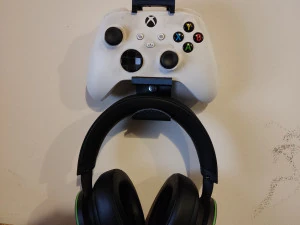 XBOX ONESERIES CONTROLLER HOLDER PLUS HEADPHONES 3D Print Model