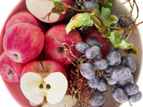 Bowl of the red apples and black grapes fruits 3D मॉडल